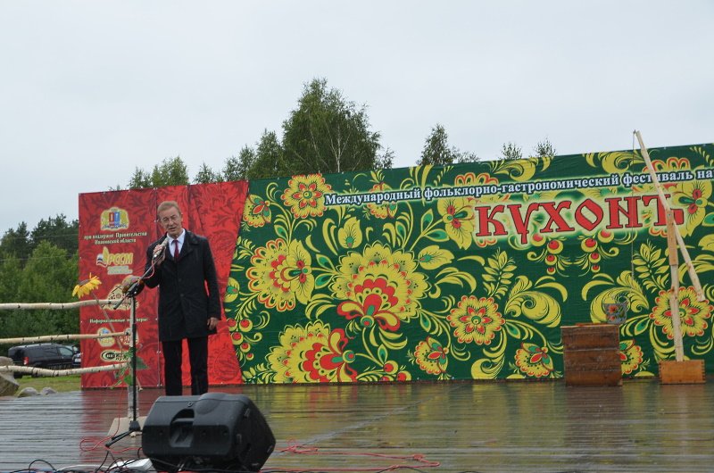 idn37's tweet photo. «КухонЪ» — всегда и в любую погоду 
VI Международный фольклорно-гастрономический фестиваль «КухонЪ» прошел в субботу, 17 августа в деревне Реброво Южского района. Подробности и больше фото на сайте #ИДН : https://t.co/As6OMiX0qM https://t.co/GnAgNBIYGX