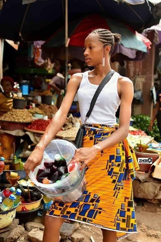 tinytweetsplus's tweet photo. Meet Makerere University Graduate Lydia Patience Namuwaya hawking Drinks at Jinja market.
She says she got tired of looking for job and men asking for sex In order to give her a job.
#KampalaSqoop #Inspirational #MakindyeWest #Imspire #RwOT #UgandaNews #MAKnews @Jobinrwanda https://t.co/EfHv804OaU