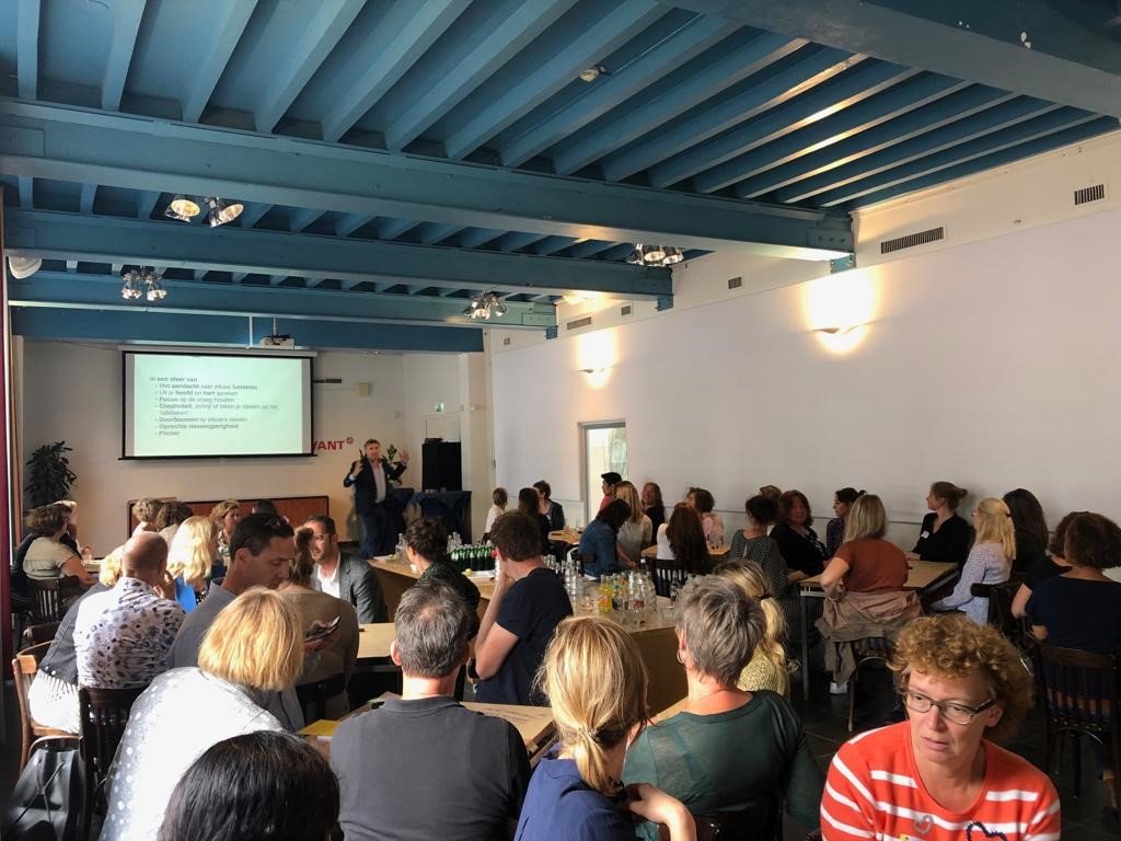 VanMontfoort2's tweet photo. Onze collega's zijn gisteren naar een inspirerende middag geweest: VNG summerschool over versterken van het gewone leven. Dit sloot mooi aan bij de visie van VanMontfoort. Met elkaar bespreken waarom je iets doet, overbrugt verschillen en versterkt gezamenlijk het gewone leven. https://t.co/SalIGePWma