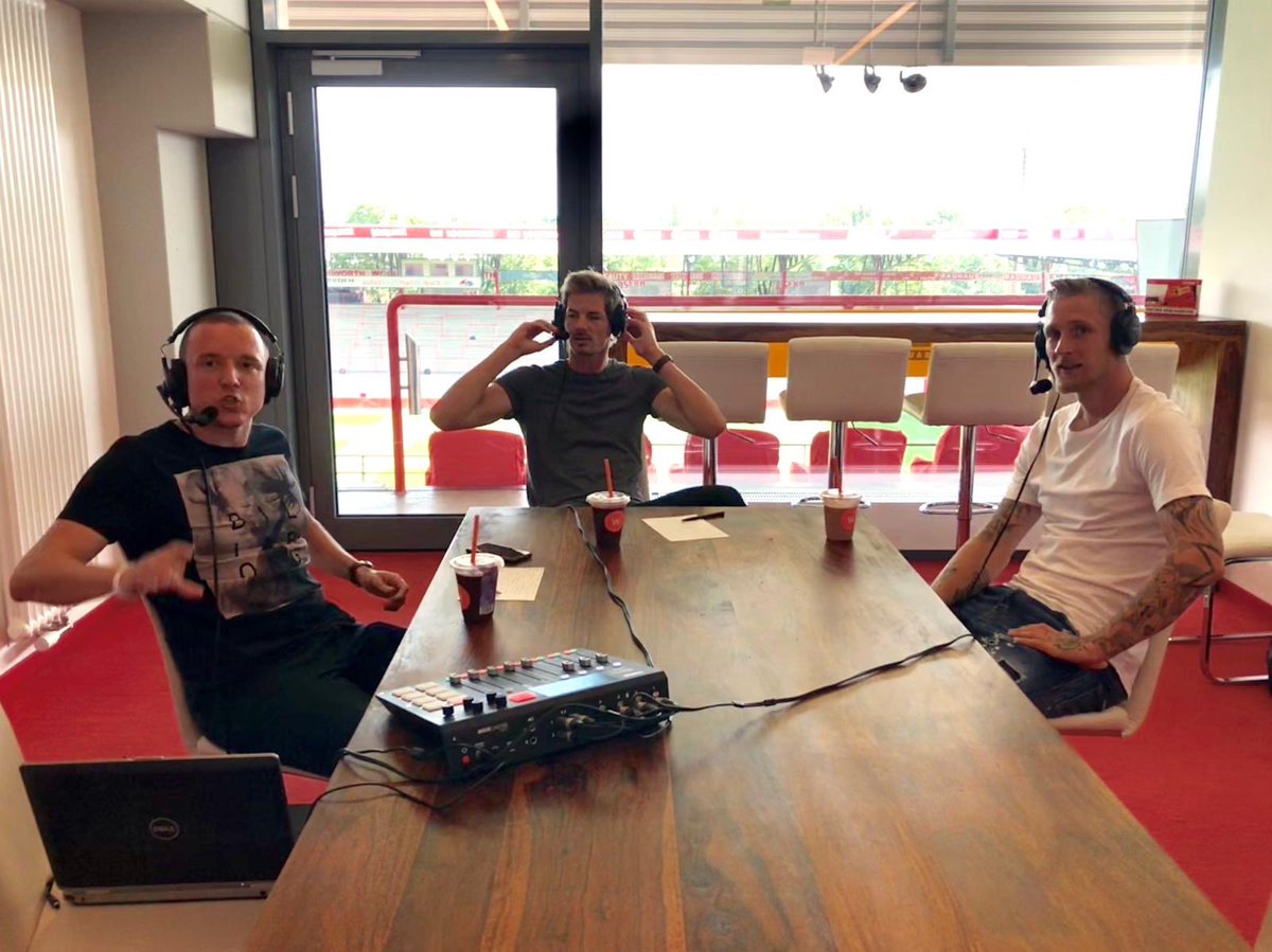 DAZN_DE's tweet photo. Wer freut sich auf die nächste Folge Kicker meets DAZN? #KMDpodcast @BenniZander @Alex_Schlueter @polti1991 https://t.co/gbglPnazQL