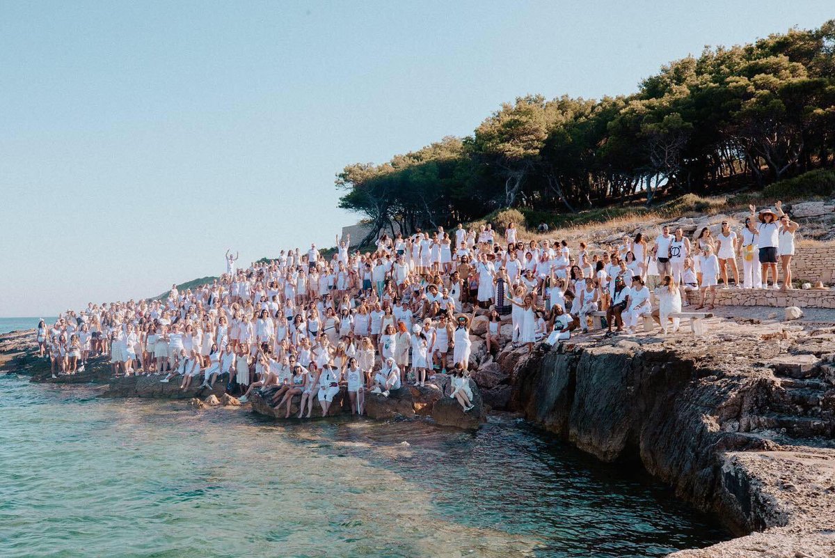 FucksTheSystem's tweet photo. No me digáis que el campamento de 30STM no parece una secta. https://t.co/jVvHH0lqsp