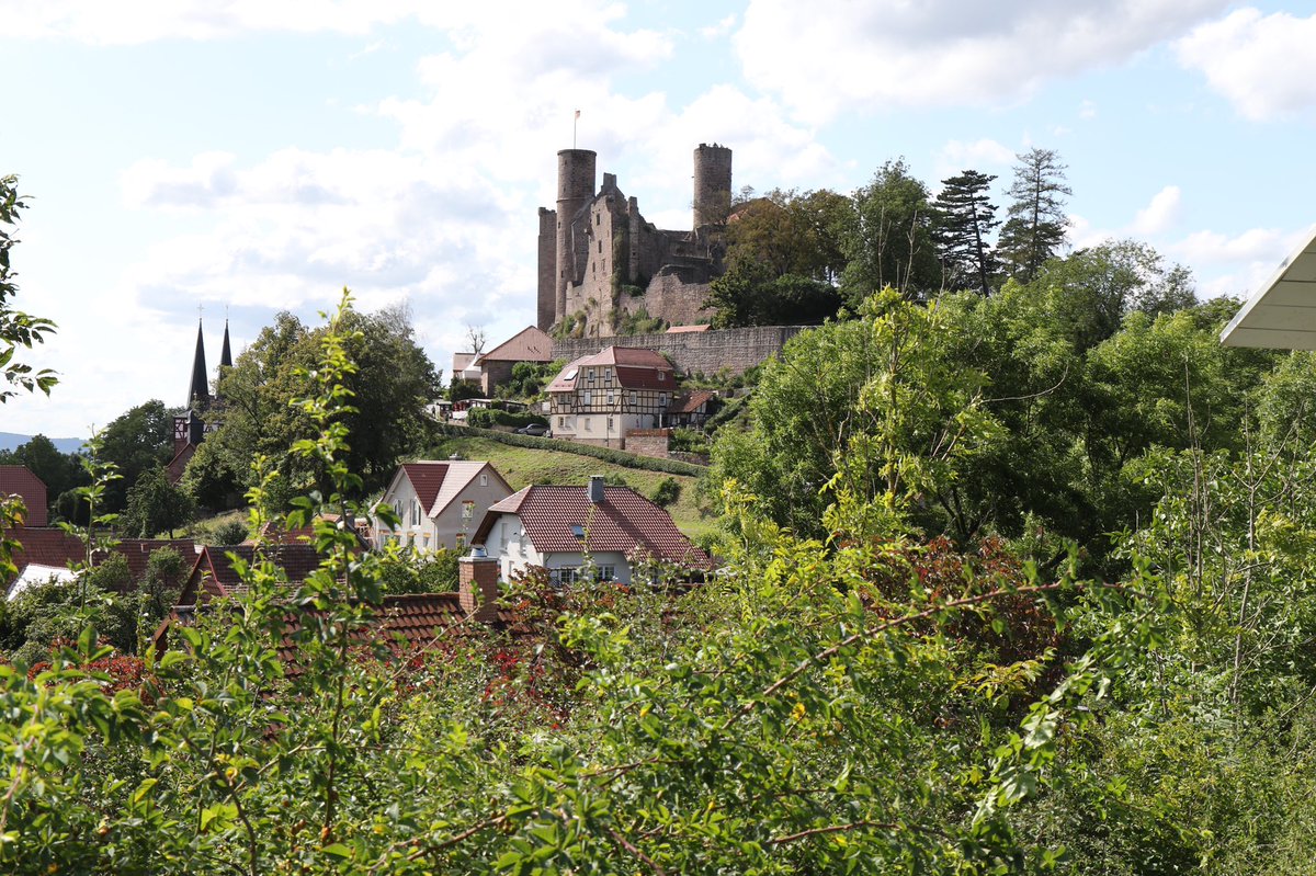 cdu_fraktion_th's tweet photo. Auf der Burg #Hanstein haben wir uns heute über die Sorgen der Anwohner wegen einer geplanten Windkraftanlage auf dem nur wenige hundert Meter vom Grünen Band und der Burgruine entfernten #Stürzlieder Berg informiert. #Sommerklausur https://t.co/g7jn2GWDOq
