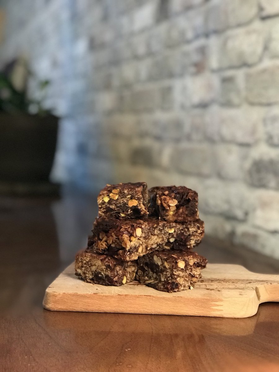 marriedwithc's tweet photo. Dark chocolate and honey oat bars https://t.co/kEXxyIUxSj https://t.co/rtGjJjyKu2