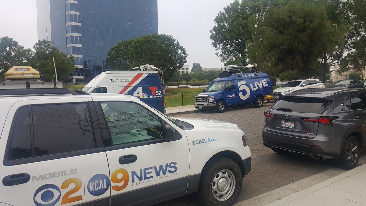 campadrenews's tweet photo. Just when I thought I was going to have a quiet, easy assignment not too many people would be interested in. #Burbank #FirstSafety https://t.co/kl8GC9BCJz