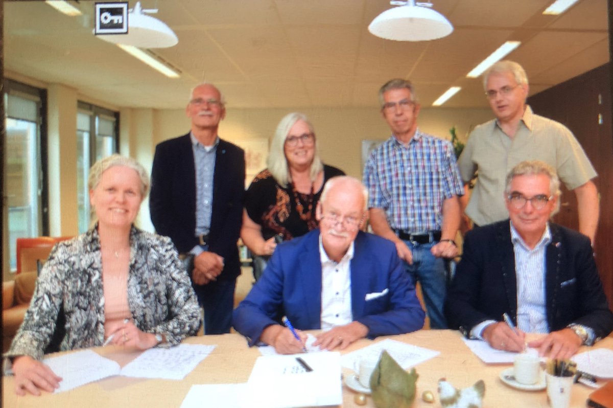 AsjeDijk's tweet photo. Met Stichting Buurtkamer Zuid 3 en Woningstichting de samenwerkingsovereenkomst getekend voor de nieuwe buurtkamer ad Wildforster 28; ontmoeten in de wijk! Proficiat 💐 https://t.co/P77IbnS9dp