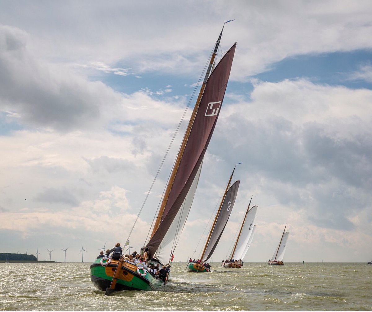 skutsjeUT's tweet photo. Dat was hem dan. #IFKS19 Wisselende resultaten met een knetternieuw team en tuig. We hebben genoten. Fans bedankt. Sponsoren bedankt. Fotografen bedankt, met name Thomasvaer! Evert van de Gouwzee bedankt en natuurlijk de organisatie van de mooiste zeilcub ooit,de @IFKSskutsjesile https://t.co/TDuaK8v8gk