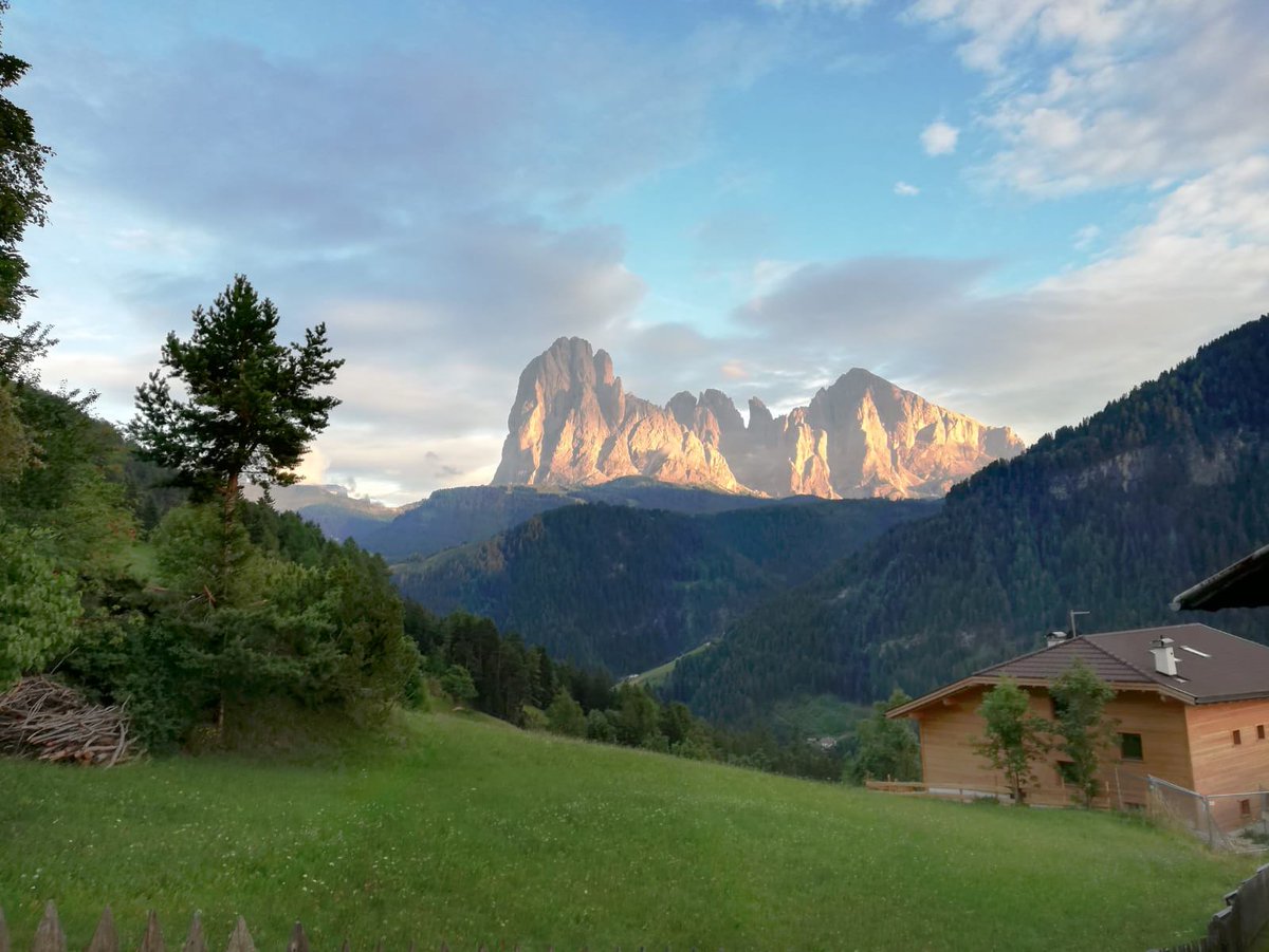 MarzadroDistill's tweet photo. #Seceda, #ValGardena 😍 un fine settimana in un luogo fantastico per raccogliere il FIENO che darà vita al nostro omonimo liquore a base #Grappa! 
-
#Dolomiti #Fieno #Liquore #DistilleriaMarzadro #TrentinoAltoAdige https://t.co/v9D2YDk9sN