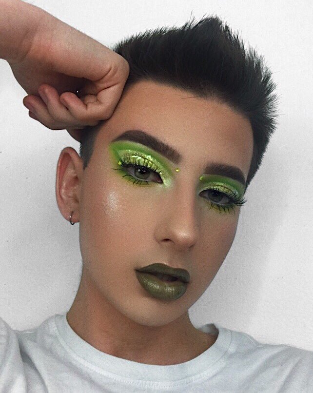 dawsonaa_'s tweet photo. wHAt ArE yOU DoInG iN My sWAmP¡
Using the new @hudabeauty neon green obsessions palette #makeup #MakeupTutorial https://t.co/mVZlqvDgMD