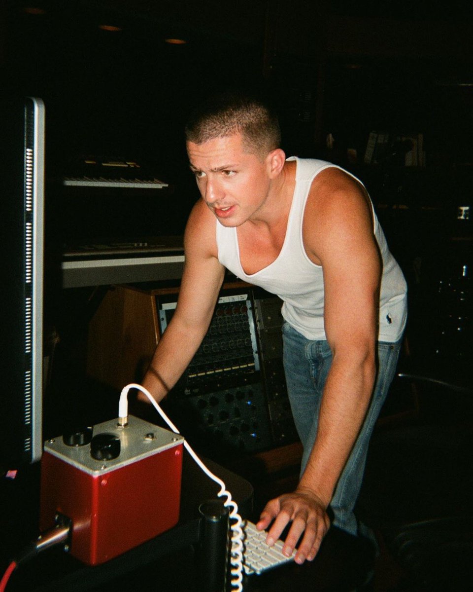 Loading... Yepyeni <a href="/charlieputh/">Charlie Puth</a> sürprizi için heyecan dorukta!