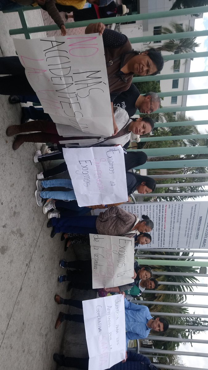 Plantón de familiares d pasajeros heridos en accidente d coop Santa la semana anterior