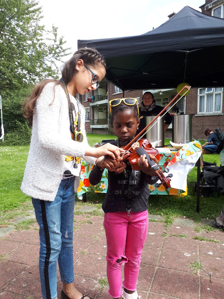 CMoerwijk's tweet photo. Bewoners die vanaf hun balkon genieten, kinderen die voor het eerst  f op een viool of djembé mogen spelen, gezellige sfeer waarin buren elkaar beter hebben leren kennen, meer verbinding, en hele fijne samenwerking met diverse partners. Kijk DAT is community building! https://t.co/HaZjphunCy