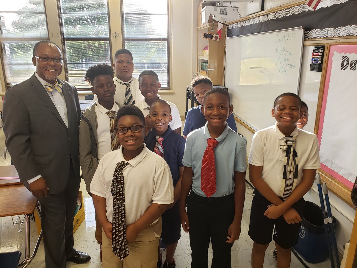 thnkpnk08's tweet photo. "Tied to Success"
At Clara Oliver Elementary we are promoting leadership. 1 way is to have our 5th grade boys wear ties. Thanks to the men of Alpha Phi Alpha and Omega Psi Phi for tie donations.
Even Lew Blackburn stopped by.
#NavigatingExcellence
@C_Ruiz5
@NBAddison07 https://t.co/Rc0hDMK4uY