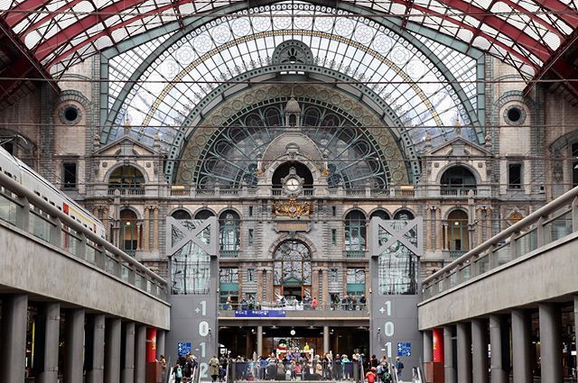 Antwerp #Central #Station from the inside. #antwerpen #anvers #belgium #photography #citytrip #canon #eos #cityphotography #train #belgique ift.tt/2MqtCr4