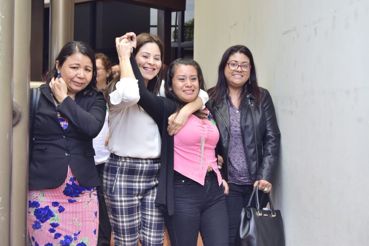 berthamariaD's tweet photo. Estoy que exploto de felicidad! Hoy es un gran día para la justicia! pudimos y seguimos luchando porque aún hay mujeres procesadas que urgen de justicia. Hoy nos tocó reír. ☀️☀️ #JusticiaParaEvelyn https://t.co/6L2apNsGnw