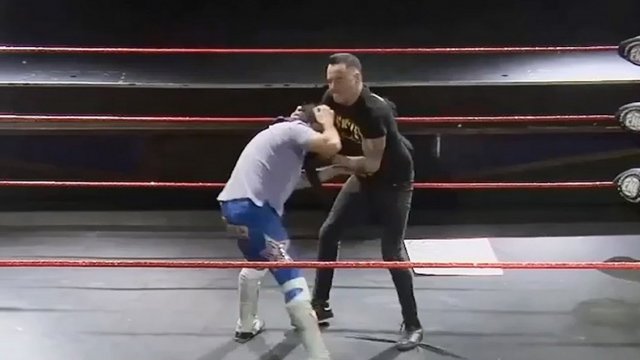 Cooperativa's tweet photo. [Video] Vocalista de los Fiskales Ad-Hok debutó como luchador #SomosCooperativa https://t.co/UUeEHbaUmJ https://t.co/tF5h50rCrw