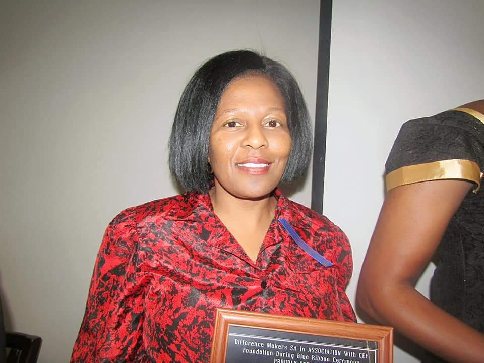 Sezanele's tweet photo. In life you must learn to value people who are greater than you, who recognize your worth and encourage you to continue making a difference .Thank you @Creseldah for the recognition you are a change maker"Who you are makes a difference " #differencemakersSA #BlueRibbonCeremony https://t.co/ea5uWmuQfA
