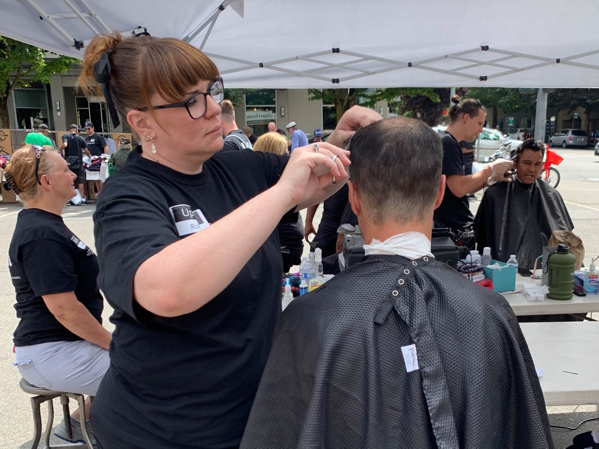 Pushpay's tweet photo. We were honored to partner with one of our local customers @churchome to support their annual #serveyourcity event. We spent Saturday volunteering at the Seattle Street Store to provide clothing and haircuts for people experiencing homelessness. #pushpaycares #teampushpay https://t.co/3gZLqeoq5Q