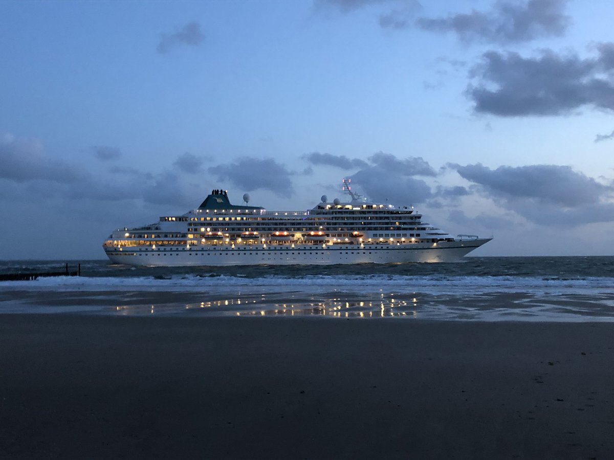 alienisbuiten's tweet photo. Dicht langs het strand het zeegat uit https://t.co/7JSacvYe5B