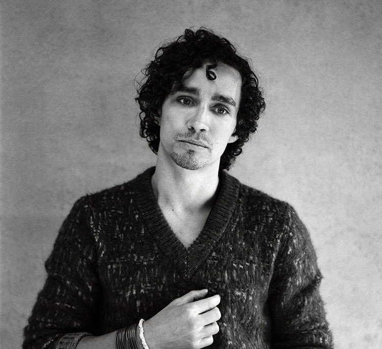 TheSheehab's tweet photo. As it's #NationalPhotographyDay here's 4 of the best b&w photos of @RobMSheehan from the last year. Courtesy @gilesduley ,Bartek Smigulski for @rollacoaster, Michiel Meewis for Schön Magazine & Netflix ( from #SWNAsia) (Clockwise from top left) © https://t.co/9vTDWEHvnE