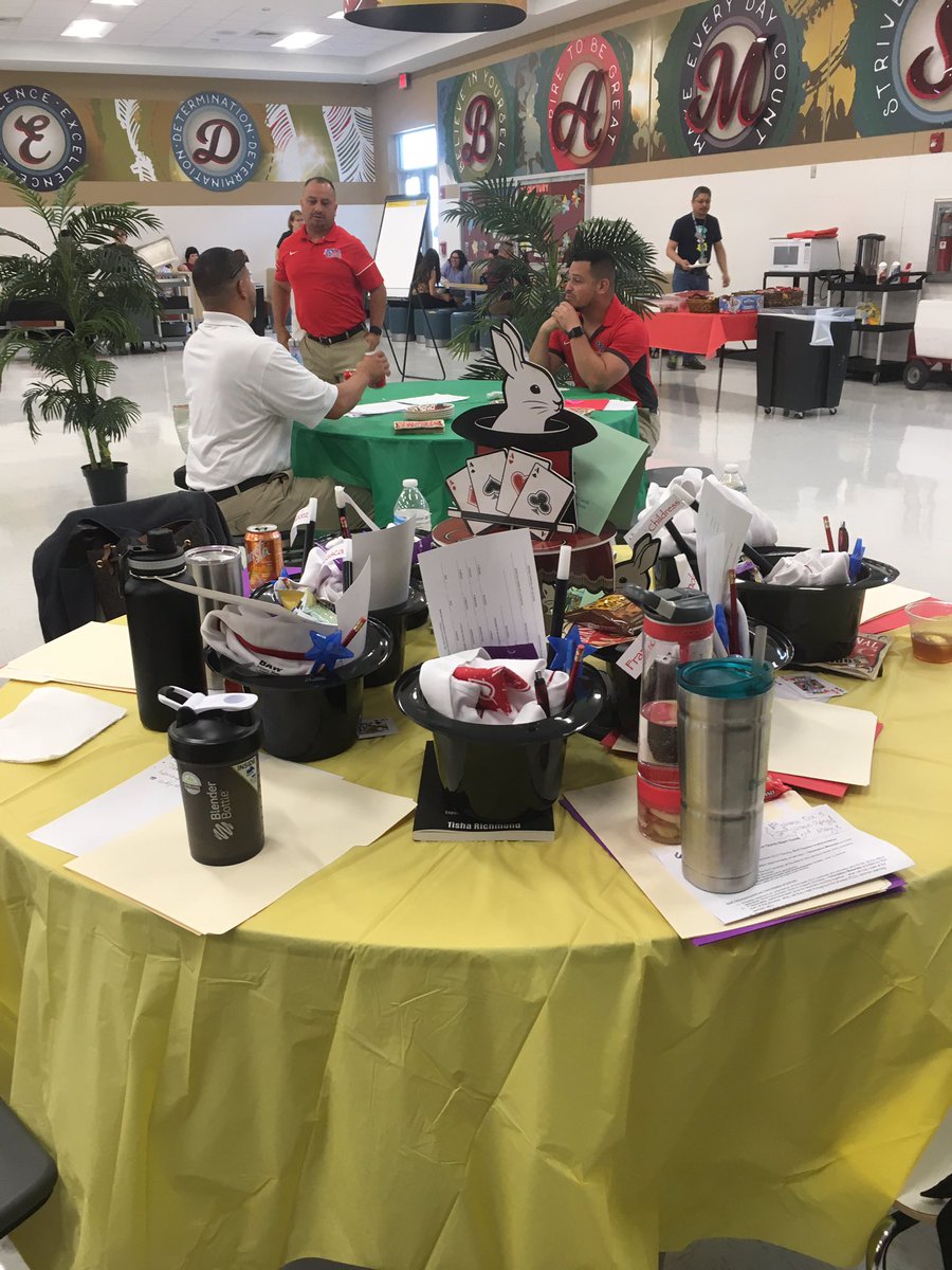 catherinedoc12's tweet image. It’s a magical time of year at BAMS!! #LeadershipMatters #THEDistrict #OneRed @YsletaISD @DDsaintsELP