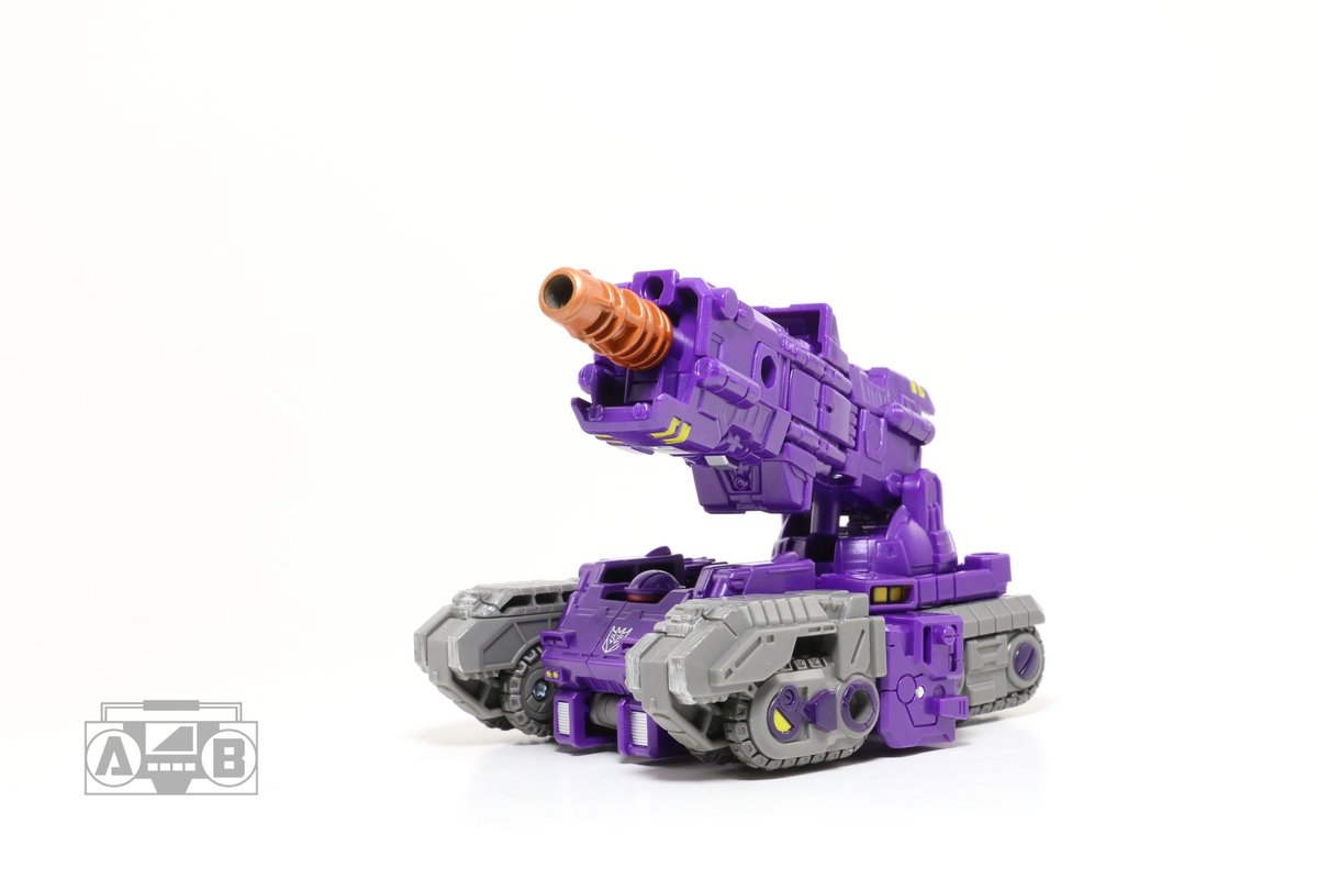 abopphotography's tweet photo. I decided to pick up Brunt... and I'm happy that I did! #transformers #toyphotography #transformersphotography #transformerstoyphotography #transformerstoyphotos #siege #warforcybertron #decepticon #brunt #deluxeclass https://t.co/q3QeNhOkFo