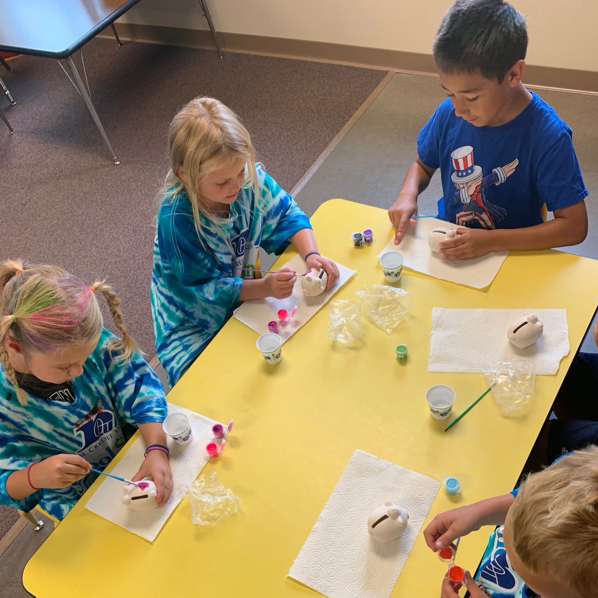 Royal_CU's tweet photo. Last week Royal's financial education team taught a lesson on safe places to save your money with Kids USA Learning Center in Chippewa Falls, WI. Students painted their own piggy bank to take home! #RoyalFinEd #FinancialEducation #SummerLearning https://t.co/vY8sONVXGI