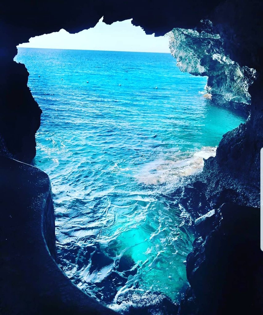 TheCavesHotel's tweet photo. The curves, the colors, the spirit of ocean, the cliffs and sea, how we love staring at thee! @thecaveshotel @islandoutpost #TheCaves #wanderlust #perfectday #honeymoon #Negril #Jamaica #islandlife #visitJamaica #homeofalright π·:#blueskyytravel https://t.co/hLz9wEBNea