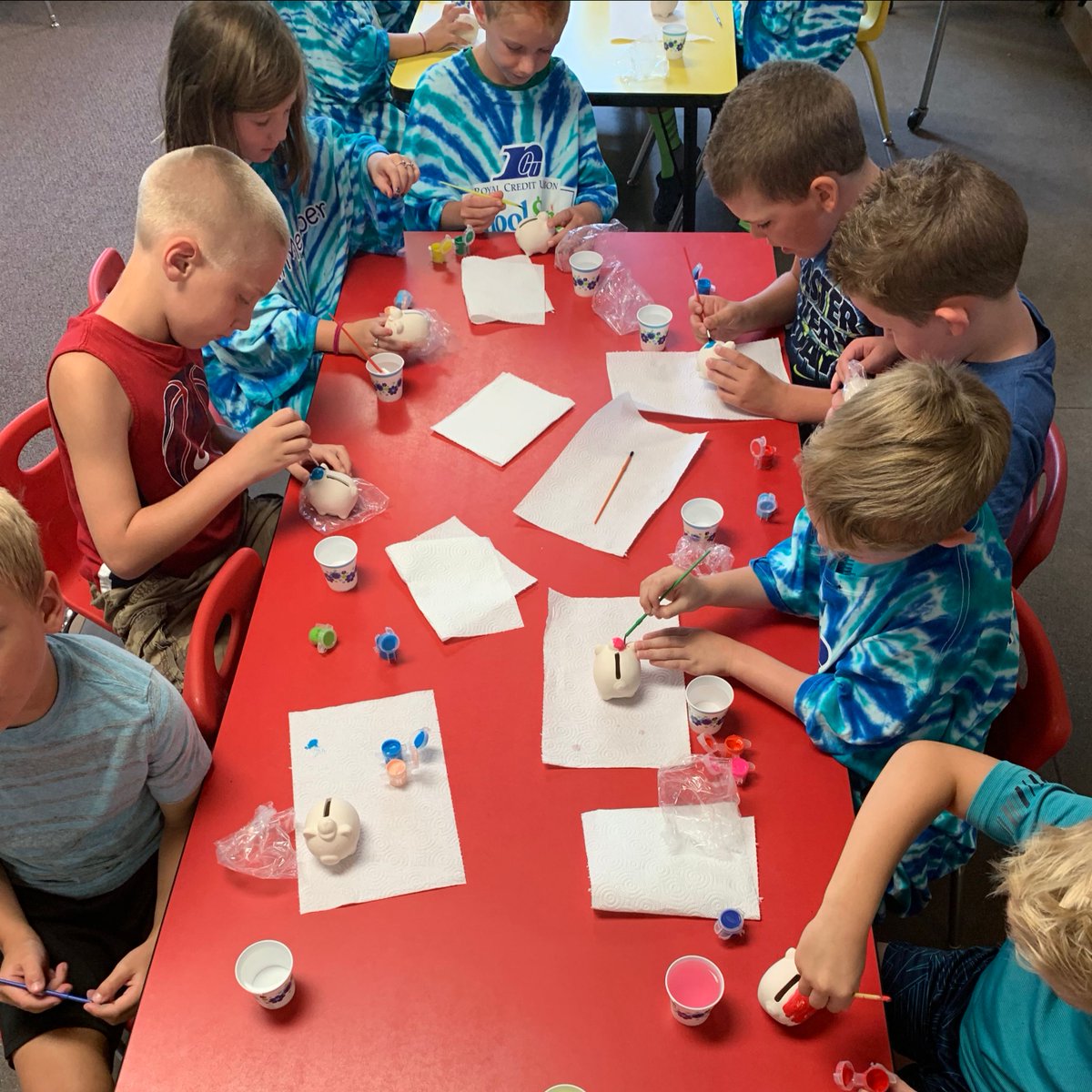 Royal_CU's tweet photo. Last week Royal's financial education team taught a lesson on safe places to save your money with Kids USA Learning Center in Chippewa Falls, WI. Students painted their own piggy bank to take home! #RoyalFinEd #FinancialEducation #SummerLearning https://t.co/vY8sONVXGI