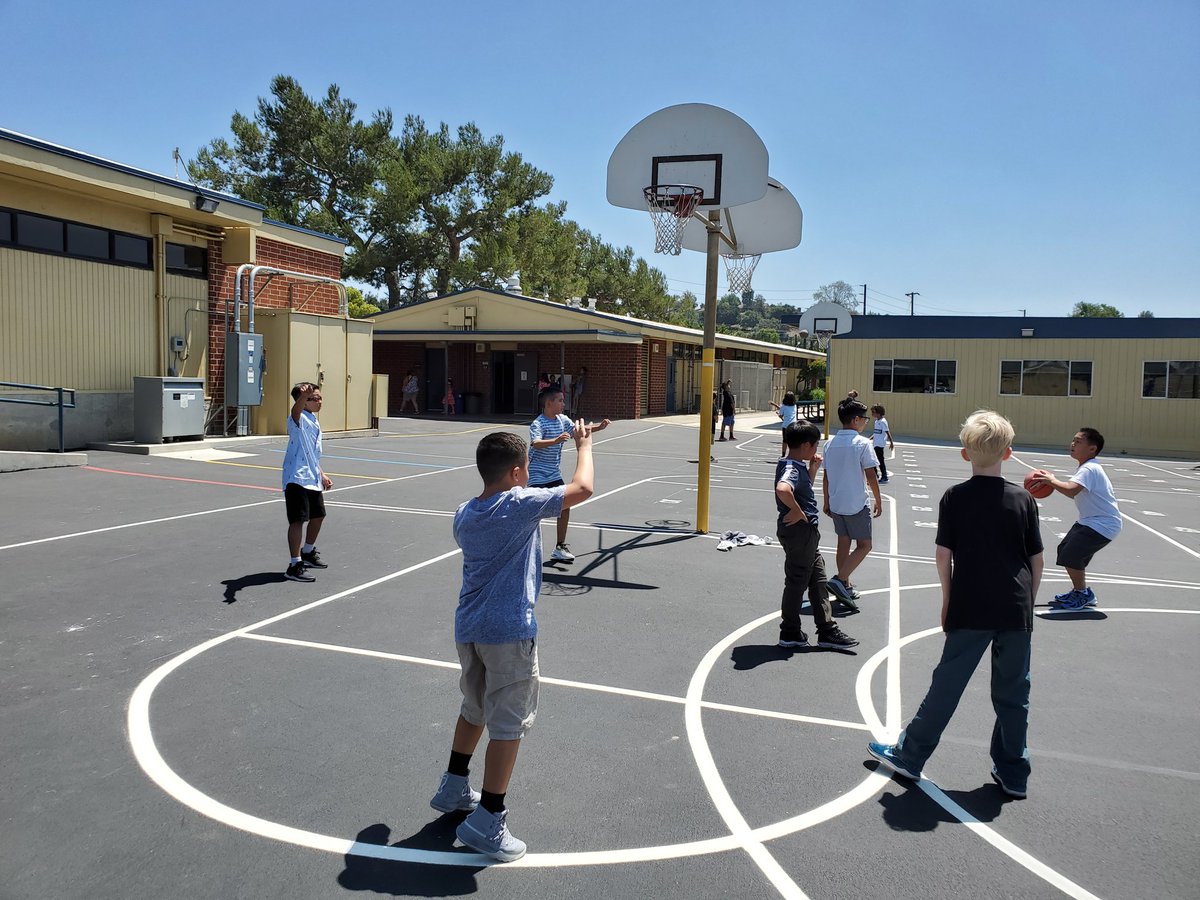 BonitaUSD's tweet photo. Some lunchtime #hoops @busdsharks #Bonitafirstday https://t.co/wXaWmnqZks