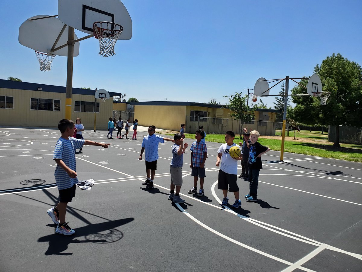 BonitaUSD's tweet photo. Some lunchtime #hoops @busdsharks #Bonitafirstday https://t.co/wXaWmnqZks