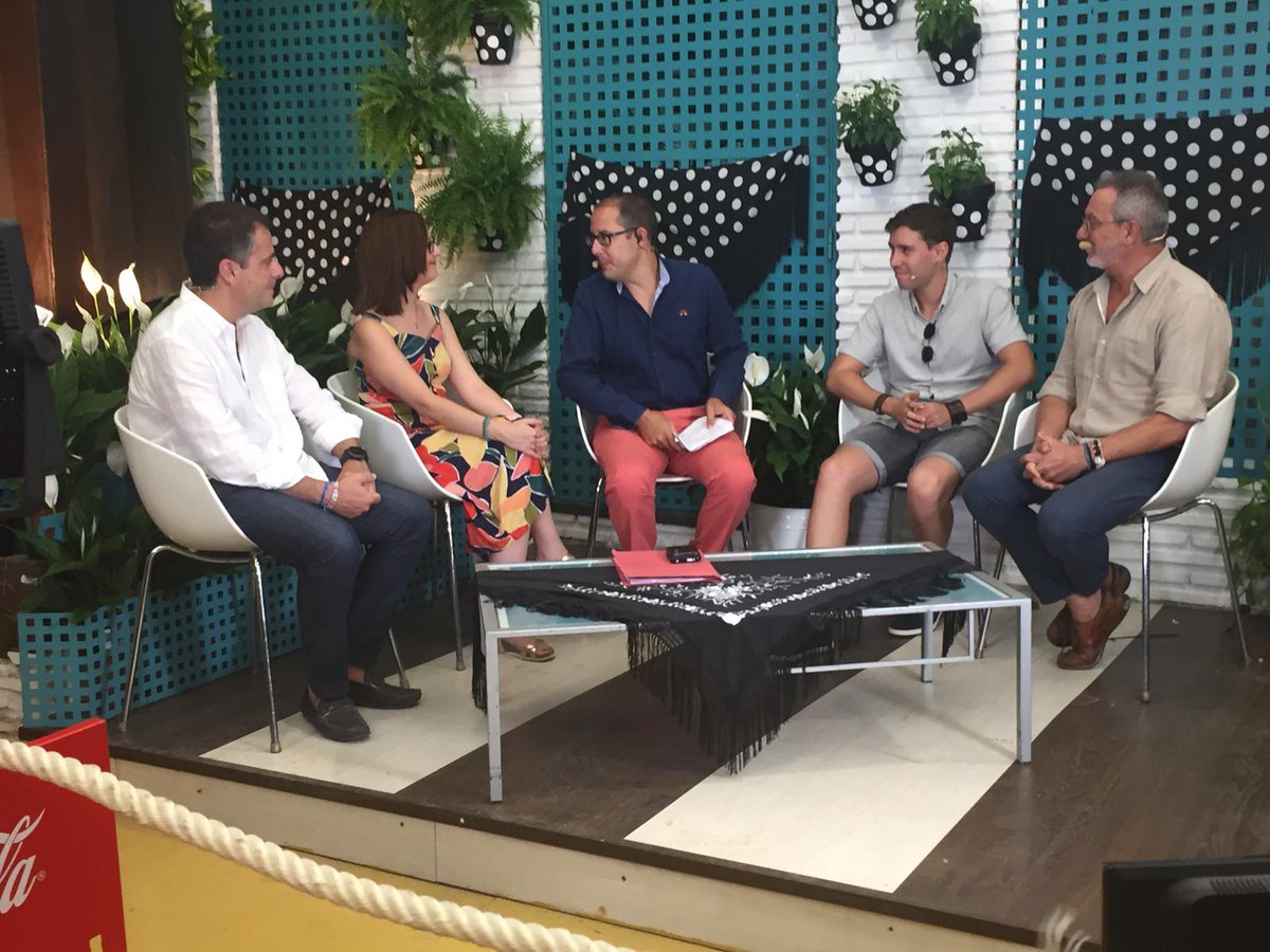 🎡 FERIA MLG | 📸 Nuestros contertulios del programa de hoy: Marian Pino (responsable de comunicación del <a href="/UCEMalaga/">Unión Consumidores Málaga</a> ) <a href="/diegobanderas2/">Diego Banderas</a> , #AdriánVereda (actor) y @SamuelPerea1 y #JesúsBurgos (Pte. Unión Consumidores)

¡No te pierdas #LaOtraFeria en la #CasetaPTV!

#FeriaPTV