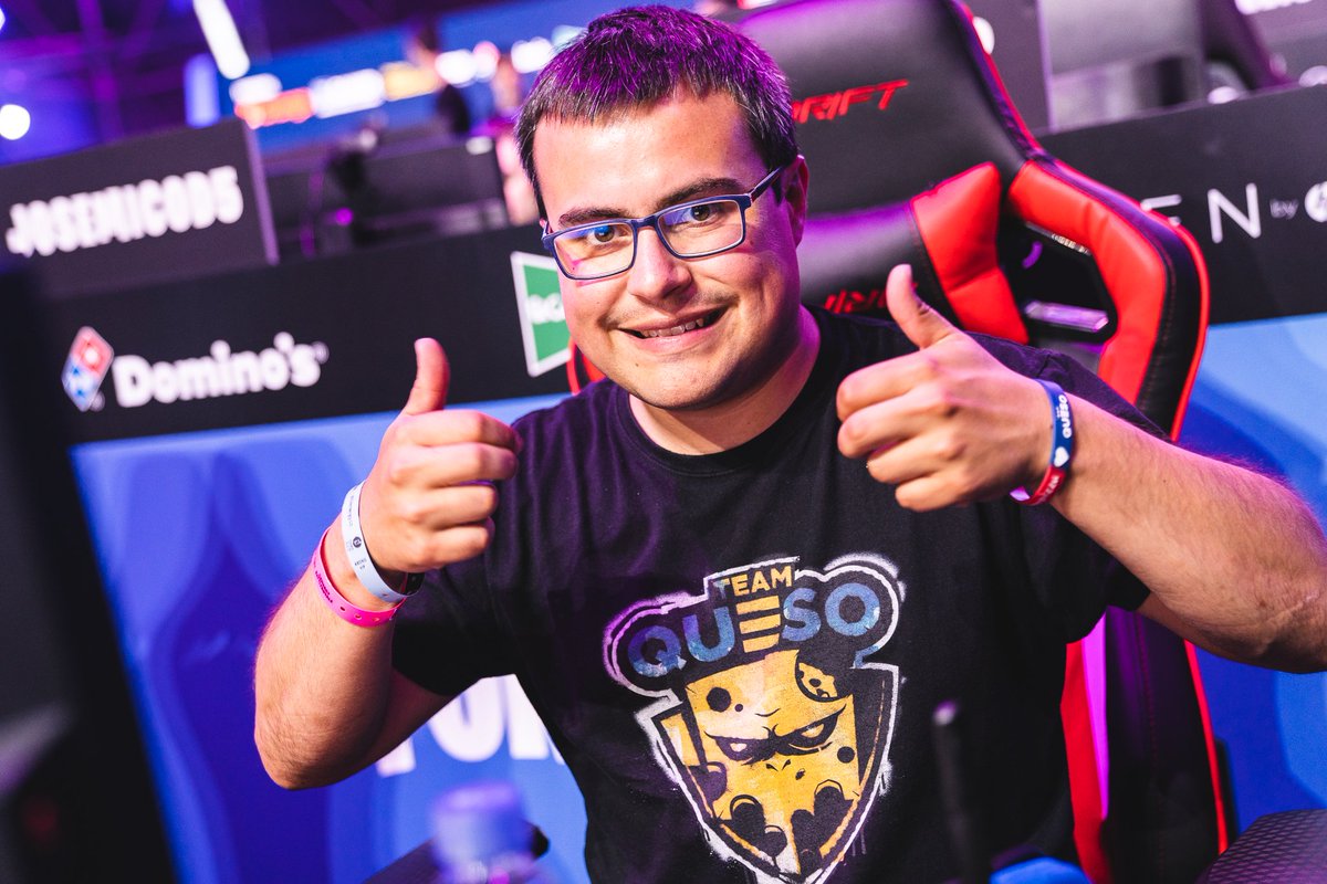 Mi amigo: Eh, ahí viene la que te gusta, actúa normal.

Yo: