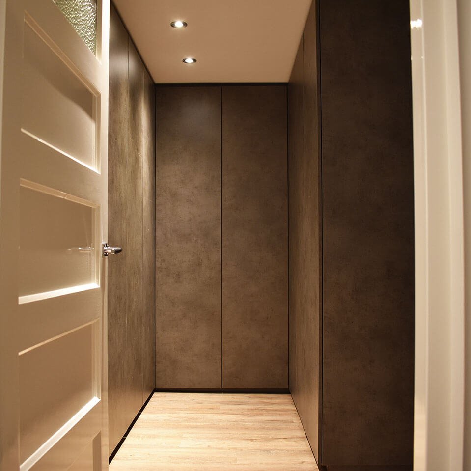 RobbrechtMeubel's tweet photo. In #Zoetermeer hebben wij deze #inloopkast geplaatst. Een #chique #kast in donkere #beton look. Ook is het #meubel een #scheidingswand met de #slaapkamer waar men een #muur met #vlakverdeling en #verlichte #nis ziet.
#Ontwerp: #Robbrecht #Vormgeving
#meubelmaker #maatwerk https://t.co/lBzLbN8smZ