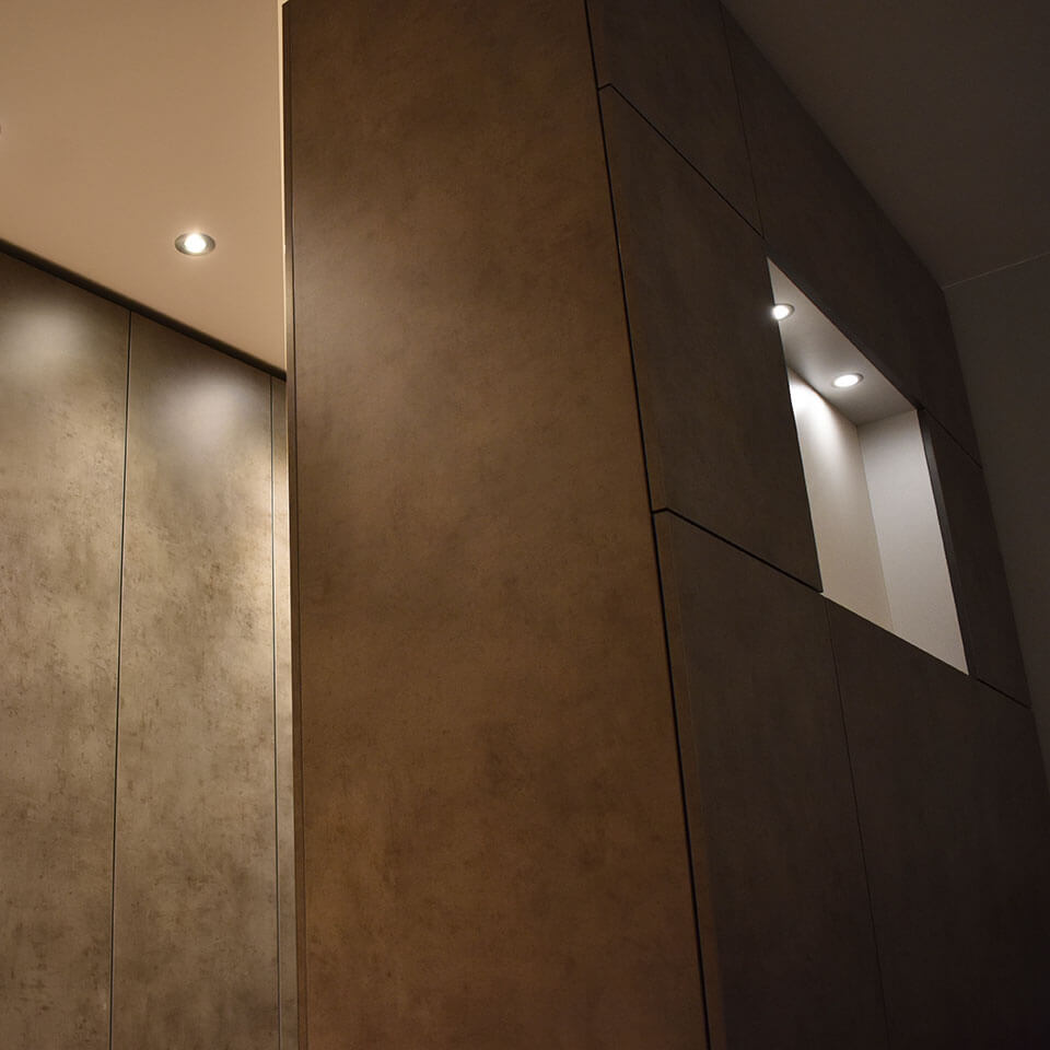 RobbrechtMeubel's tweet photo. In #Zoetermeer hebben wij deze #inloopkast geplaatst. Een #chique #kast in donkere #beton look. Ook is het #meubel een #scheidingswand met de #slaapkamer waar men een #muur met #vlakverdeling en #verlichte #nis ziet.
#Ontwerp: #Robbrecht #Vormgeving
#meubelmaker #maatwerk https://t.co/lBzLbN8smZ