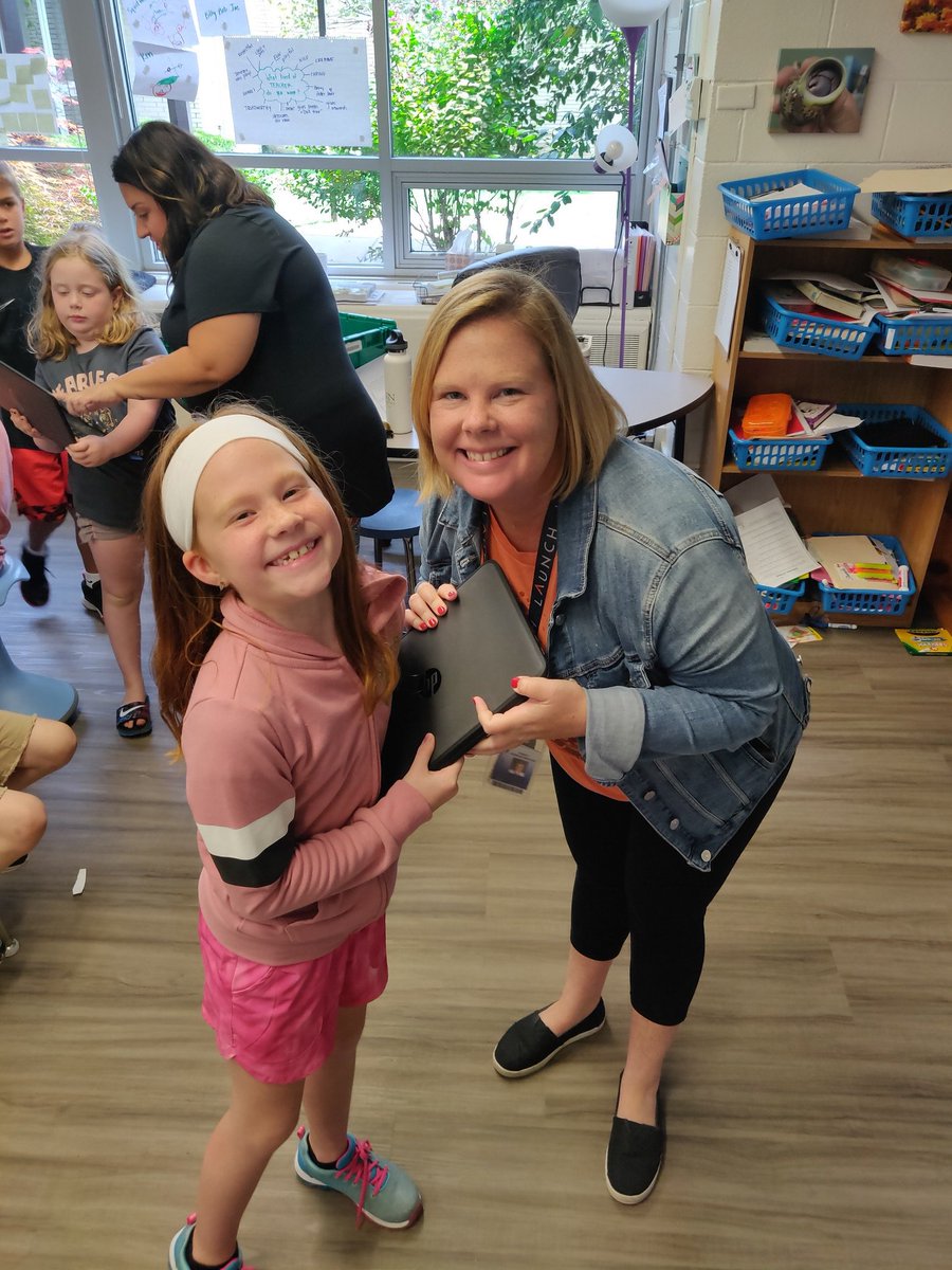 NicholeLemmon's tweet photo. When we started #ignitesps 5 years ago, Harriet was 3 and in preschool. I’m so proud to still be doing this amazing work for the kids of @officialSPS. Today I got to hand my kiddo her very own device. What a special moment for us both. ♥️💻 https://t.co/PCLWmXqrSe