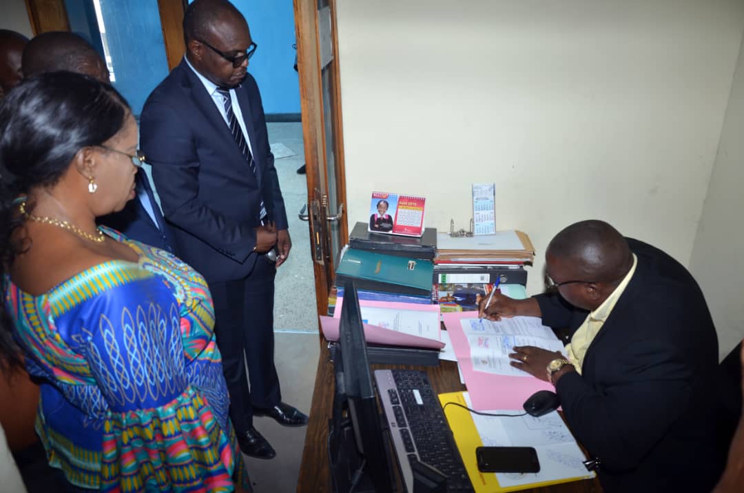 BerithYakitenge's tweet photo. @Envol_Rd_Congo @StanysBujakera @soniarolley Moment bien choisi pr lancer l débat autour d la révision.Ceci ns évite la précipitation de dernière minute.
La proposit° mérite 1 appropriat° sans modérat°.Elle renforce le mécanisme d lutte contre la corrupt°,elle permet à ce ke la voix d congolais soit entendue.Vive le #2tours https://t.co/FYN1u7lKkY