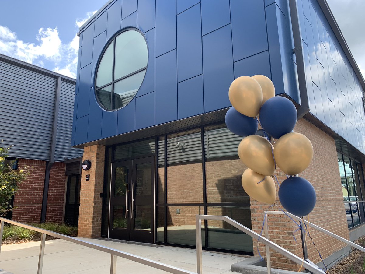 13AllisonBazzle's tweet photo. OPEN FOR BUSINESS: CLTCC’s Riverfront Campus opened today, six months ahead of schedule! Manufacturing students are here going through orientation and taking in the new sights. More at 5&6! https://t.co/goggIsiDkQ