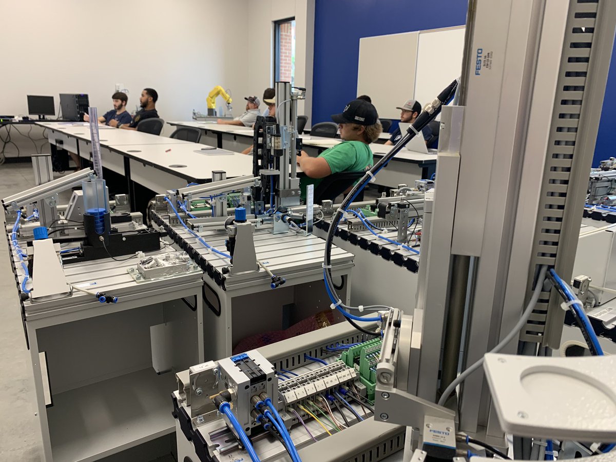 13AllisonBazzle's tweet photo. OPEN FOR BUSINESS: CLTCC’s Riverfront Campus opened today, six months ahead of schedule! Manufacturing students are here going through orientation and taking in the new sights. More at 5&6! https://t.co/goggIsiDkQ