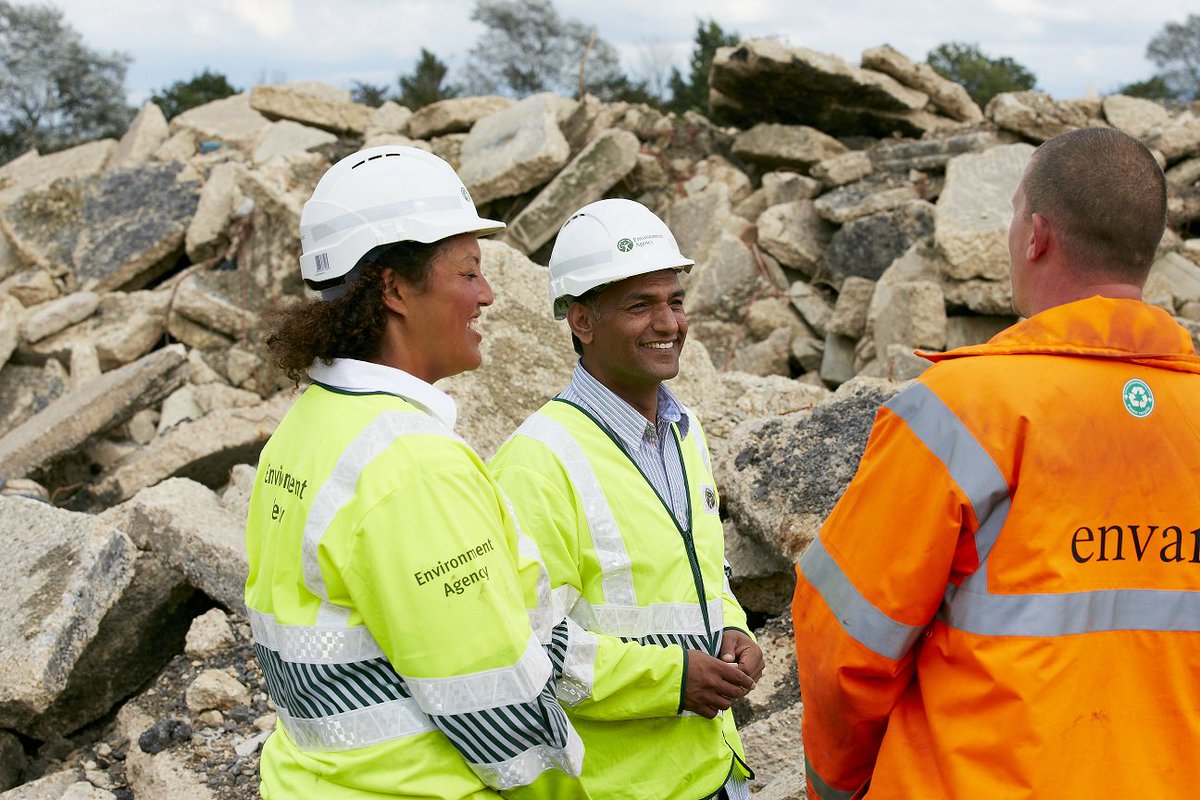 EnvAgencyJobs's tweet photo. #makeadifference. We are looking for an Environmental #crime officer to work in the Area #enforcement team. You will be dealing with #illegalwaste sites and #wastecrime. Find out more at https://t.co/LnVuAwoqTZ https://t.co/3xAT5e7Rg1