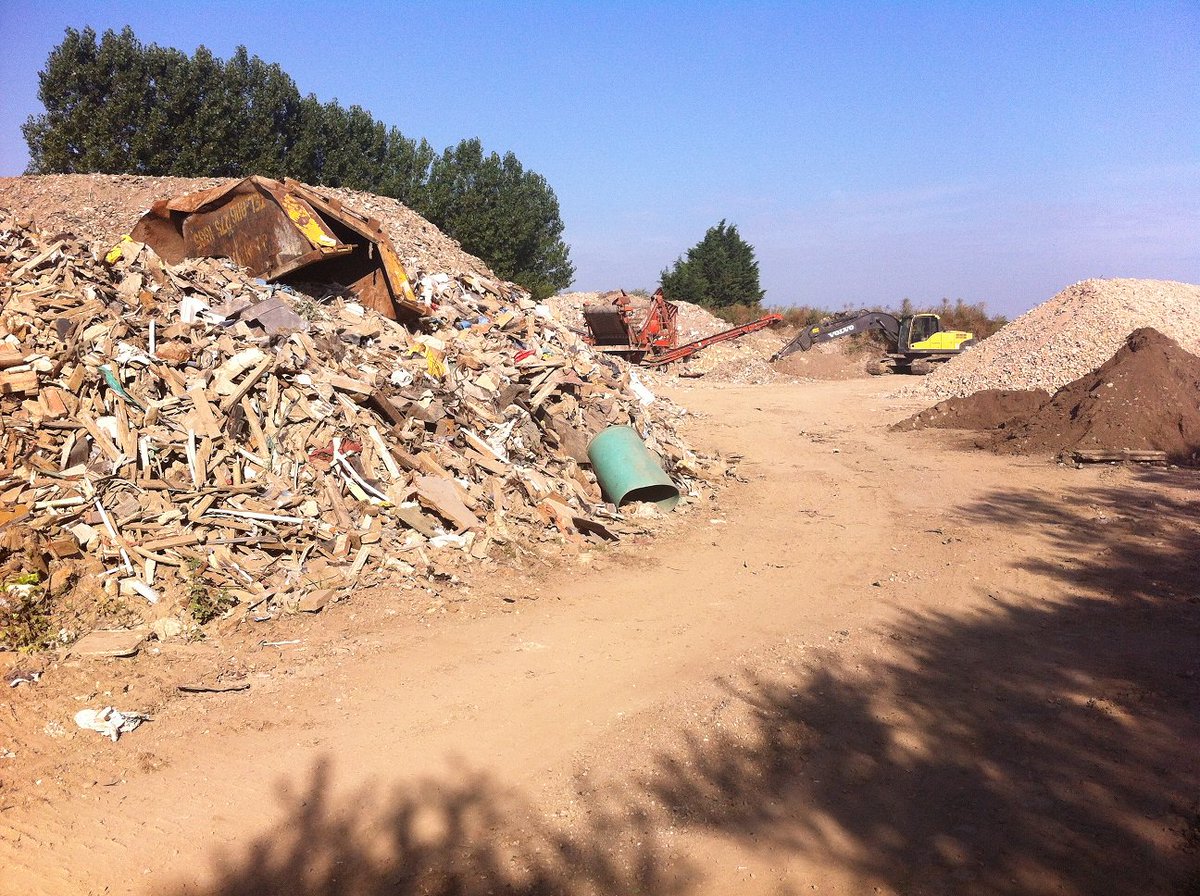 EnvAgencyJobs's tweet photo. #makeadifference. We are looking for an Environmental #crime officer to work in the Area #enforcement team. You will be dealing with #illegalwaste sites and #wastecrime. Find out more at https://t.co/LnVuAwoqTZ https://t.co/3xAT5e7Rg1