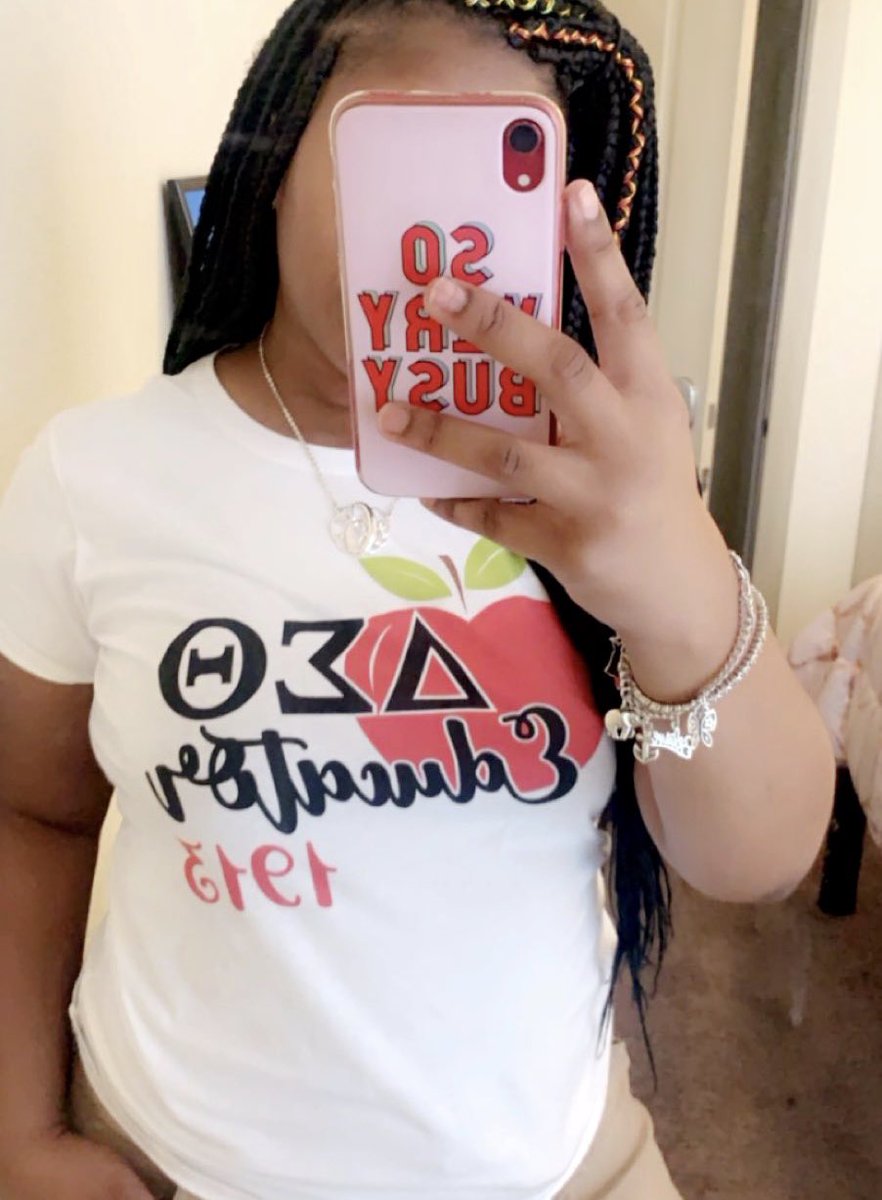 MissSmithsKids's tweet photo. Last day before school starts! And I have on my FAVORITE shirt 😄 #MissSmithsClass🍎 #EducatorREDZ 🔺 https://t.co/qhrQbd74dT