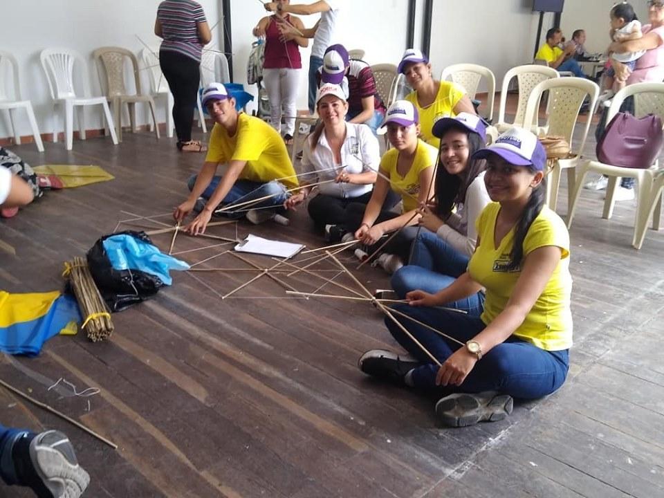 LuzAsamblea's tweet photo. En el taller de elaboración de cometas, apoyando a nuestro candidato #JorgeNavasGranados.
#ADA57 #unaluzparasantander #Asamblea #luzmarinaasamblea https://t.co/uKx9VRl1hZ
