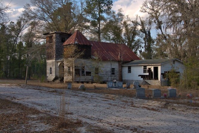 drivetorv's tweet photo. Oak Grove Methodist Church (1919) stands at the end of a dirt road in rural Screven County Georgia, not far from the rehabilitation hospital my mom is staying at currently.

#drivetorv #trippintraci #church #abandoned #abandonedplaces #georgia #ruralamerica #travel #rvlife https://t.co/JLHcZvIQVM