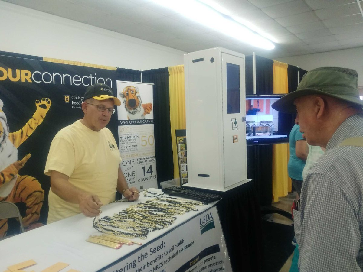 RobKallenbach's tweet photo. @MUExtension @MUCAFNR showcased and discussed cover crops and their benefit to soil health @2019MOStateFair
Powerful aggregate stability demo shows how soil sticks together and absorbs water with no-till and covercrops
Attendees appreciated the turnip seed packets @NRCS_MO https://t.co/7AcNlRY7eA