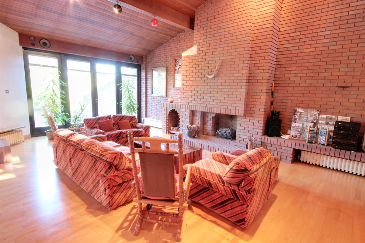 Statonsllp's tweet image. Set behind #electricgates is this #unique well-presented #5bed architecturally designed #familyhome situated in on of #Elstree's premier roads. This #bespoke home benefits from landscaped ground with #swimmingpool. Call 01923 604321 or follow the link bit.ly/2Hdqk6n