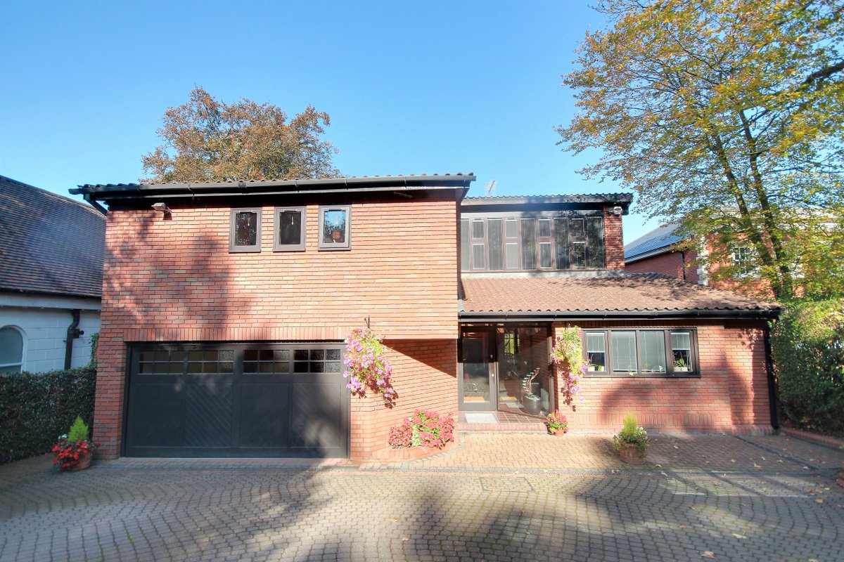 Statonsllp's tweet image. Set behind #electricgates is this #unique well-presented #5bed architecturally designed #familyhome situated in on of #Elstree's premier roads. This #bespoke home benefits from landscaped ground with #swimmingpool. Call 01923 604321 or follow the link bit.ly/2Hdqk6n