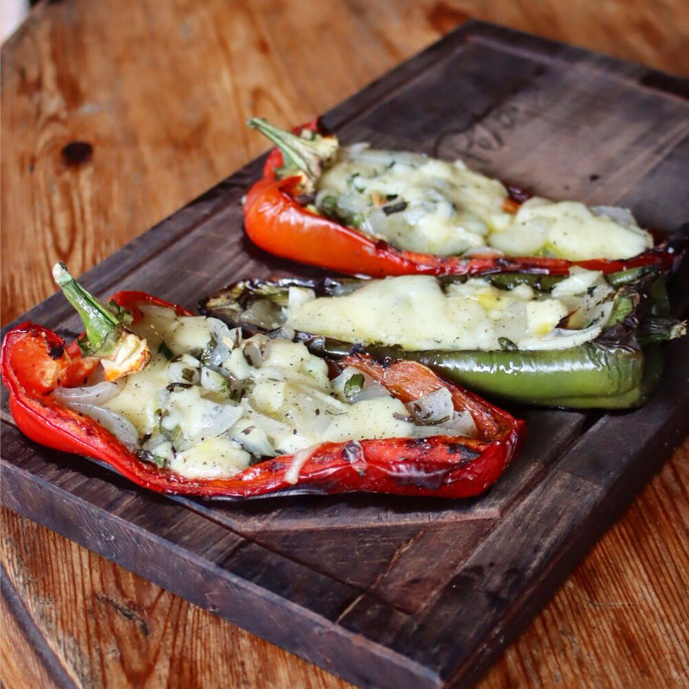PetaRuger's tweet photo. Cada vez que prendo el fuego, me gusta hacer verduras a la parrilla como ¡Locotes rellenos! 🌶🔥👌🏻#EnElHornoConPeta #Locotes #Morrones #Rellenos #Parrilla #Asado #MeatlessMonday #LunesSinCarne #QueBuenoEs #Borges #ParrillaFacil #CocineroCaradura https://t.co/4taDAda2gT