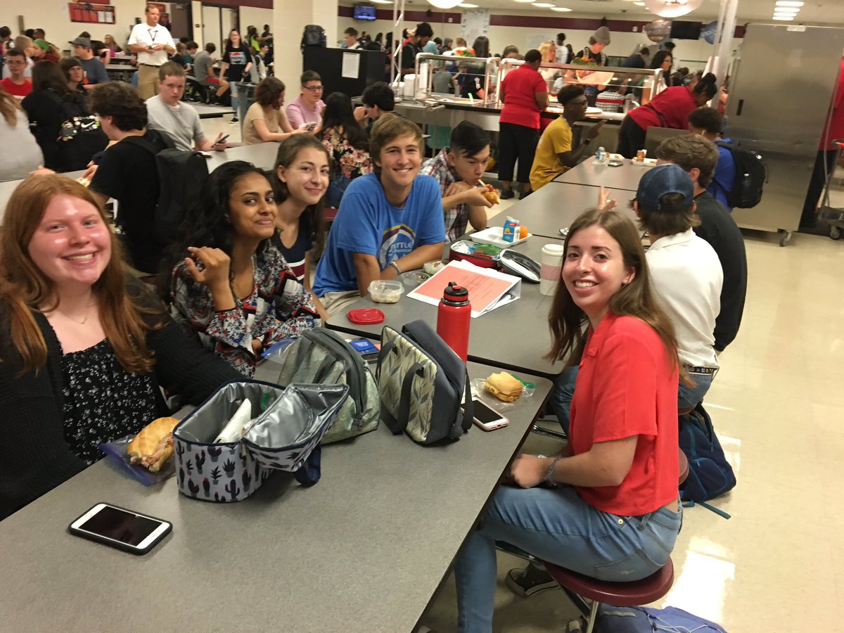 RHHSBearcats's tweet photo. Back to school! #GoRHBearcats #OneTeamOneMissionOneRockHill #FirstDayOnFox https://t.co/mImS78BmTL