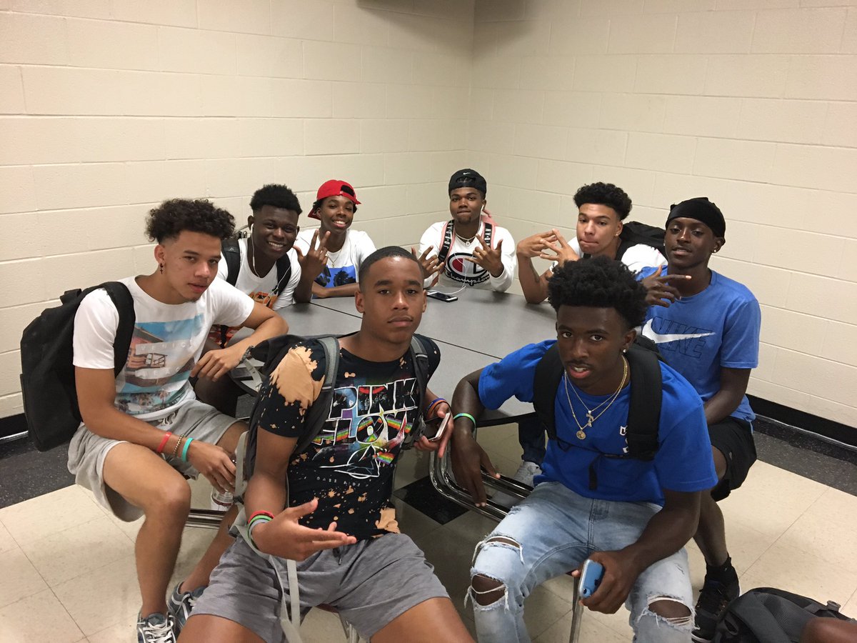 RHHSBearcats's tweet photo. Back to school! #GoRHBearcats #OneTeamOneMissionOneRockHill #FirstDayOnFox https://t.co/mImS78BmTL