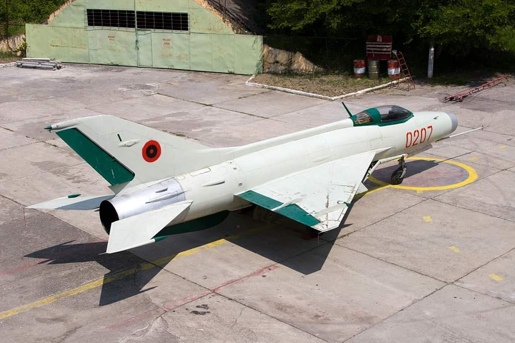 TRUFAULT's tweet photo. Chengdu F-7 #Fishcan (MiG-21F-13 chino) de la Forca Ajrore e Republikës së Shqipërisë en el aeropuerto de Tirana, el 2007-04-26.
Unas 12 unidades de este aparato sirvieron en Albania, 2 conservadas en Tirana y otras 10 basadas en la base aérea de Gjader.
@Defence_blog @jpartej https://t.co/mYdY4lB9Yl